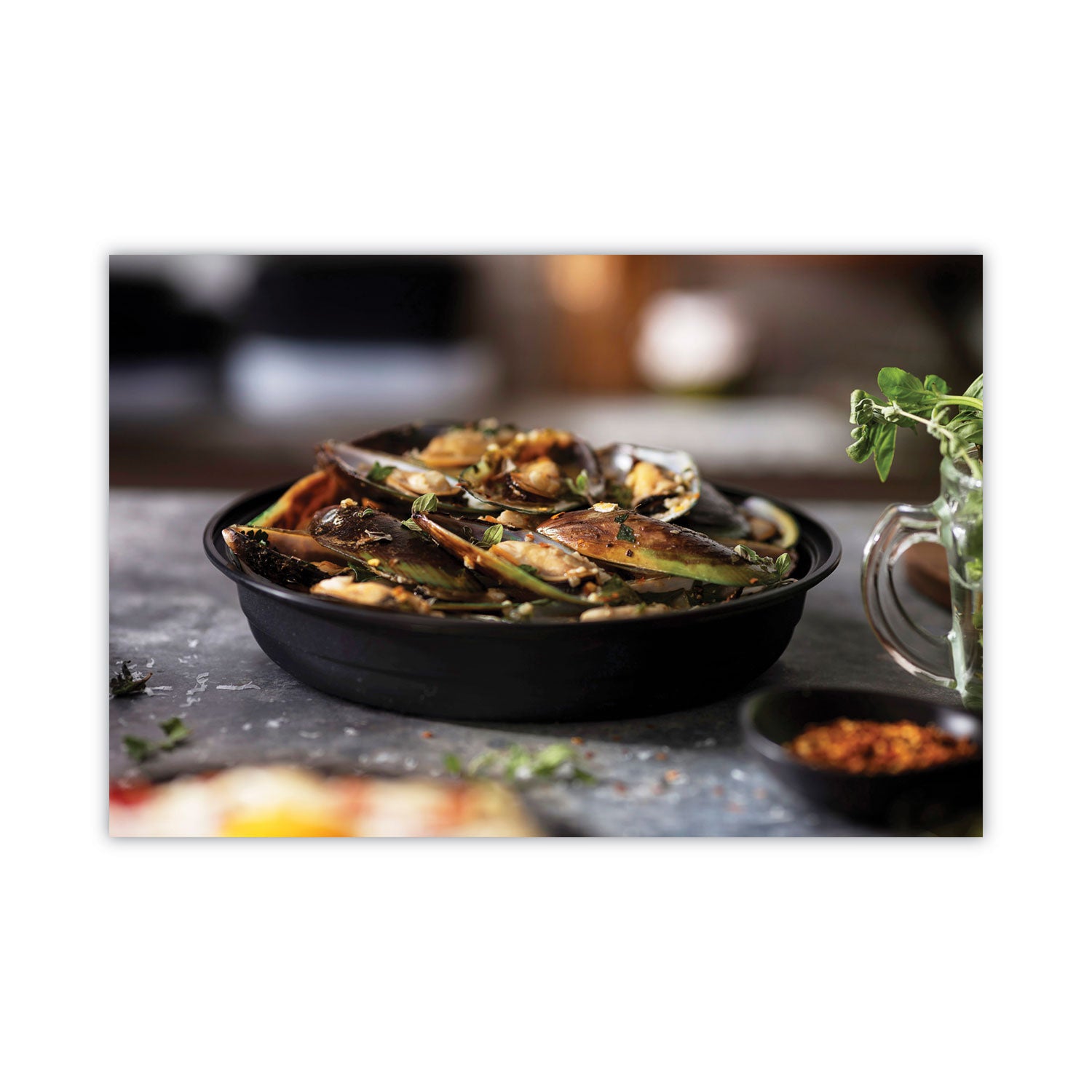 earthchoice-versa2go-microwaveable-container-46-oz-9-x-9-x-17-black-clear-plastic-150-carton_pctnv2grn469b - 2