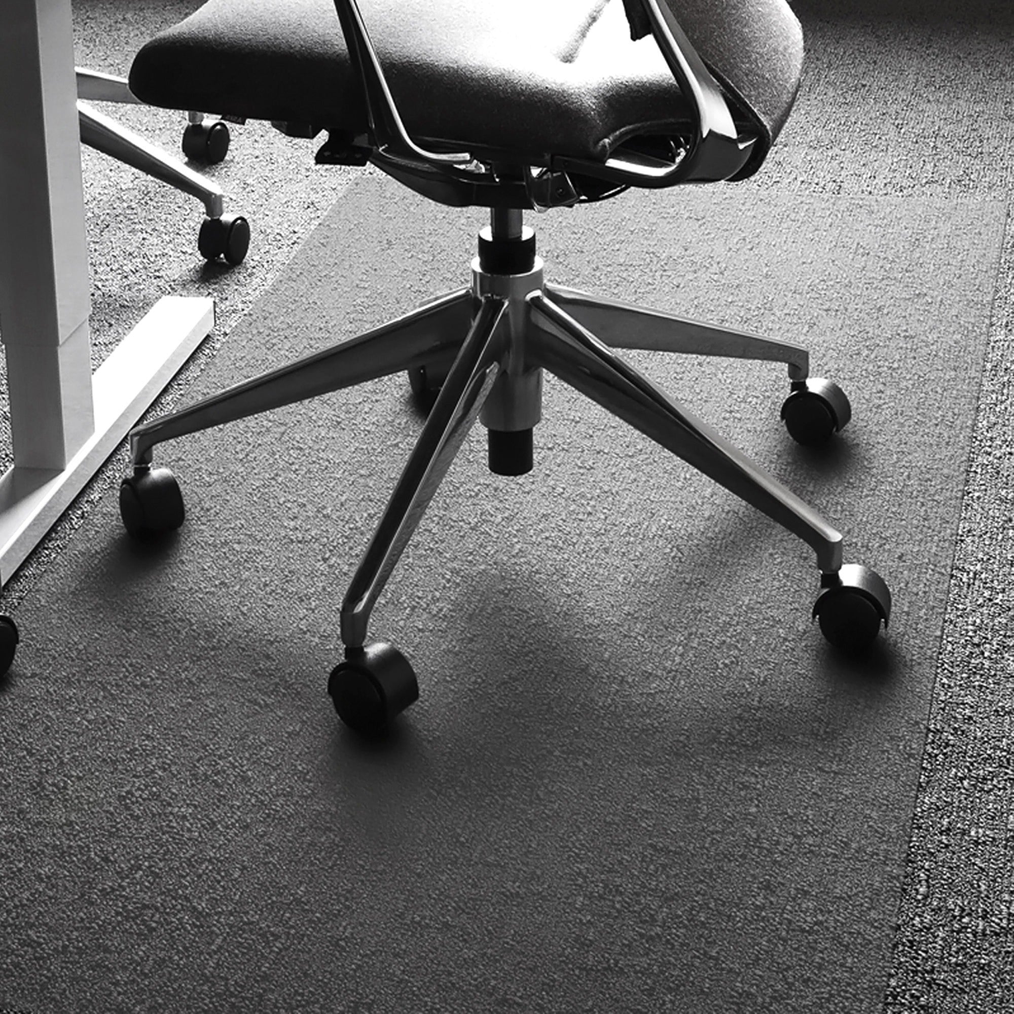 ultimat-xxl-polycarbonate-rectangular-chair-mat-for-carpets-60-x-118-clear-rectangular-polycarbonate-chair-mat-for-carpets-118-l-x-60-w-x-009-d_flr1115030023er - 1