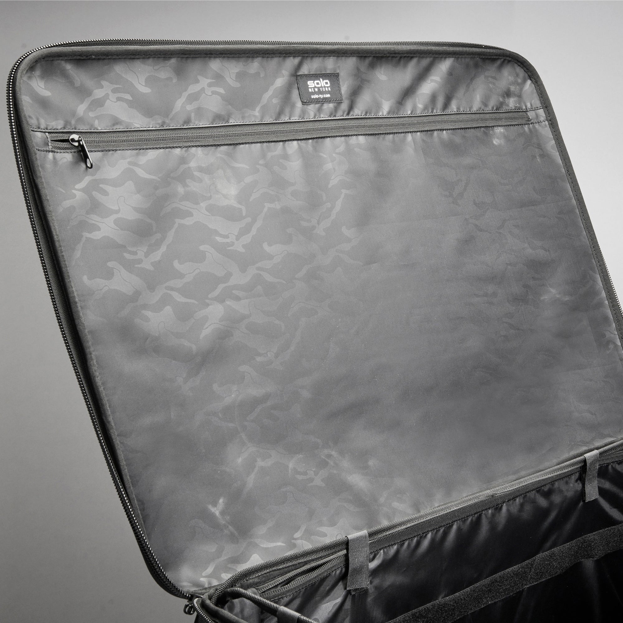 solo-pro-transporter-128-non-roller-travel-luggage-top-case-box-2-of-2-black-175-x-26-x-1875-bump-resistant-black-luggage-128l-volume-capacity-1-pack_uslssc11010 - 4