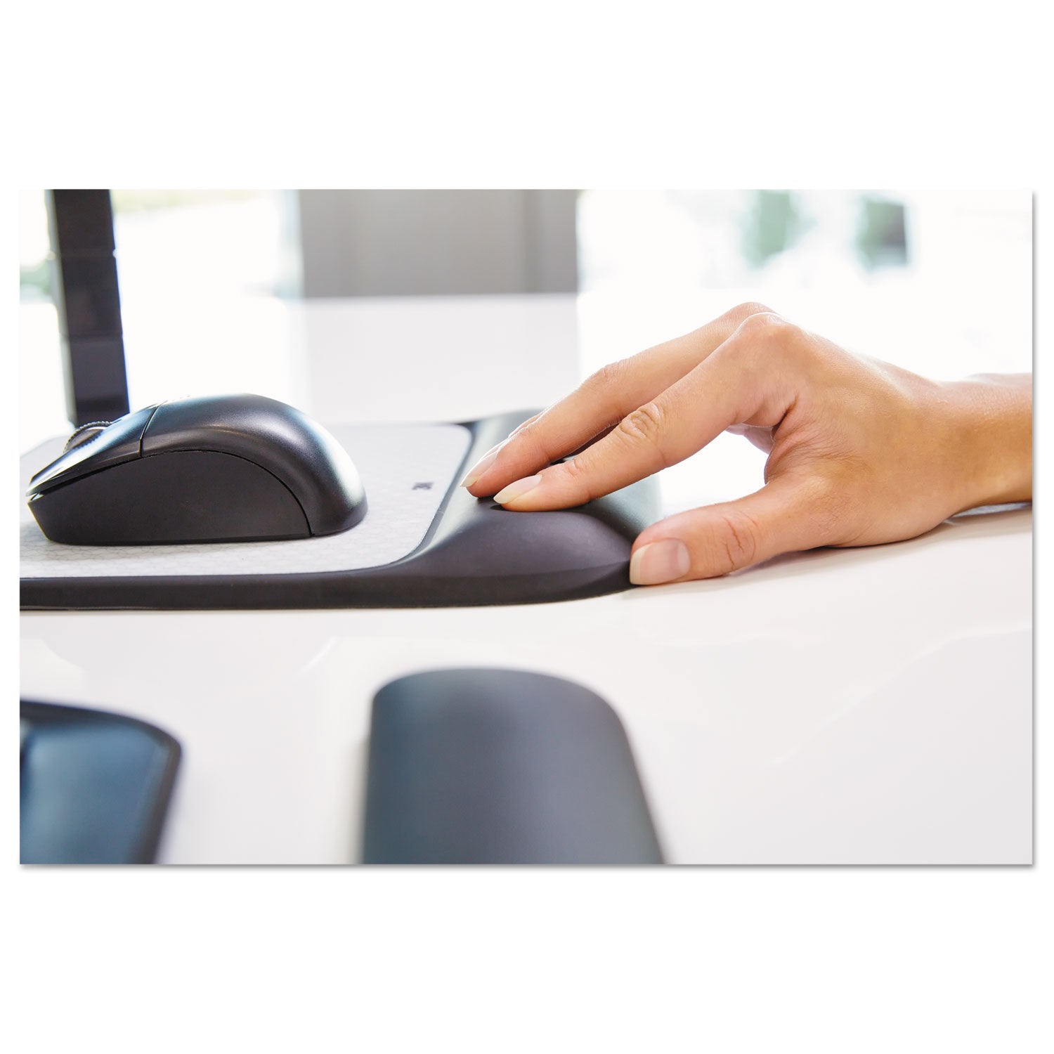 mouse-pad-with-precise-mousing-surface-and-gel-wrist-rest-85-x-9-gray-black_mmmmw85b - 5