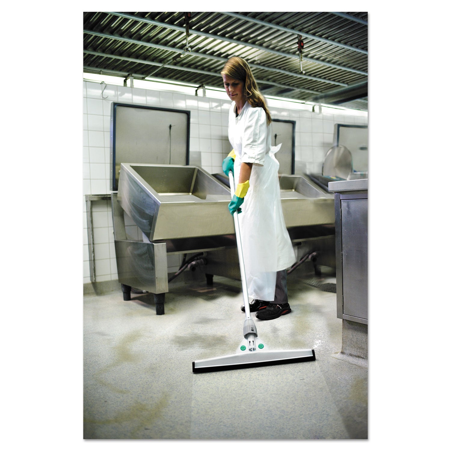 heavy-duty-water-wand-with-socket-and-twin-foam-rubber-blades-22-wide-blade-4-handle_unghm22a - 3