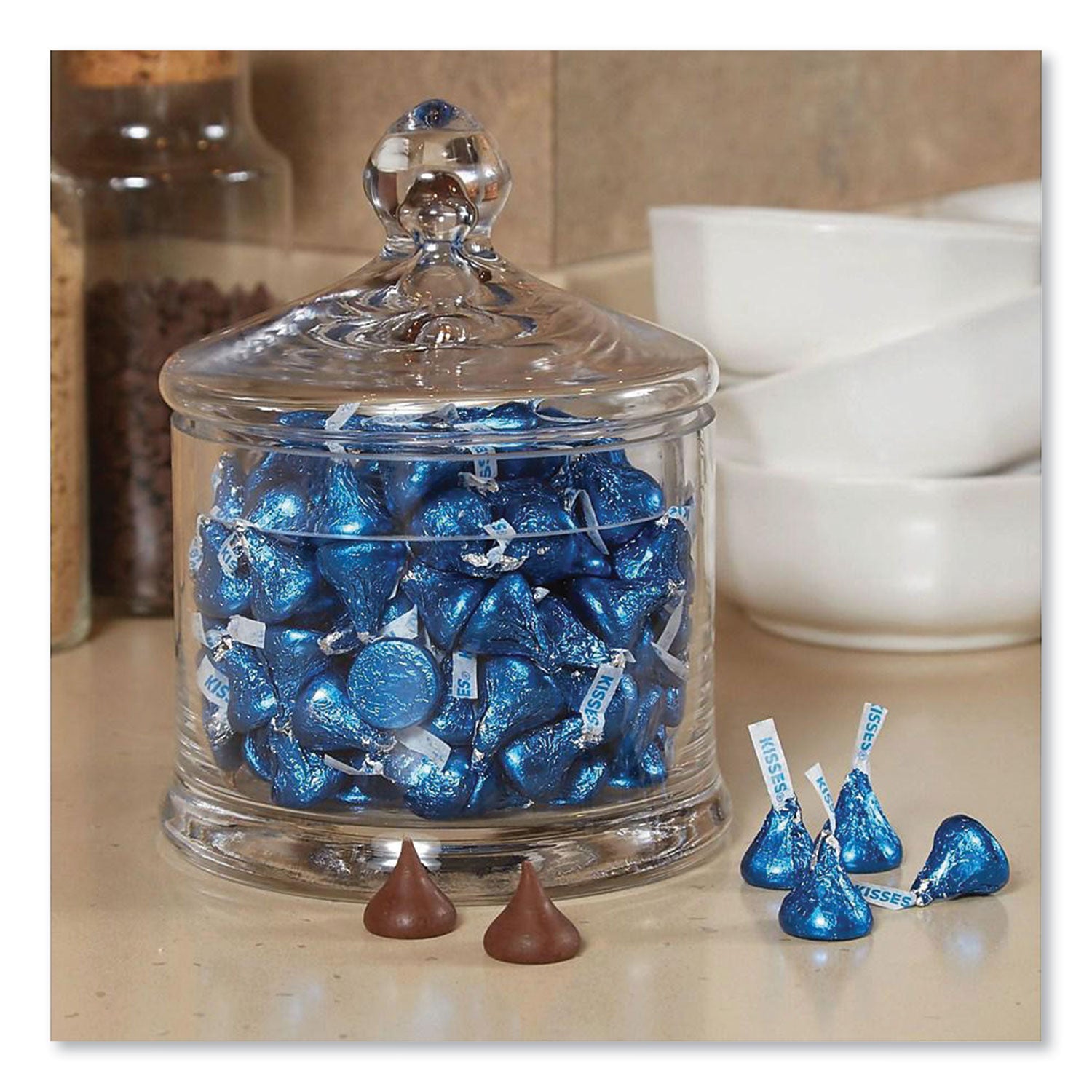 kisses-milk-chocolate-dark-blue-wrappers-667-oz-bag_hrs60194 - 4