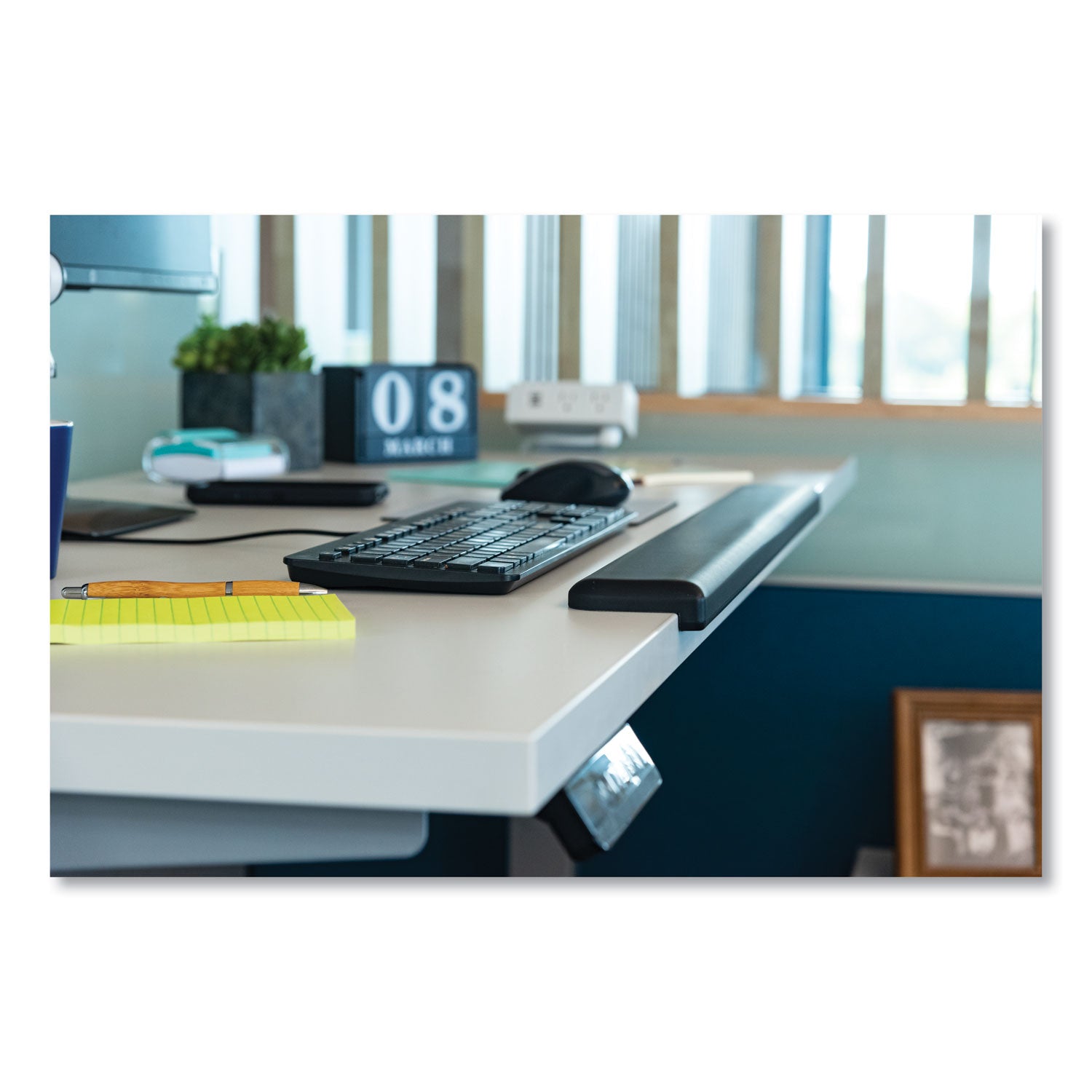 gel-wrist-rest-for-standing-desks-3013-x-325-black_mmmwr200b - 2