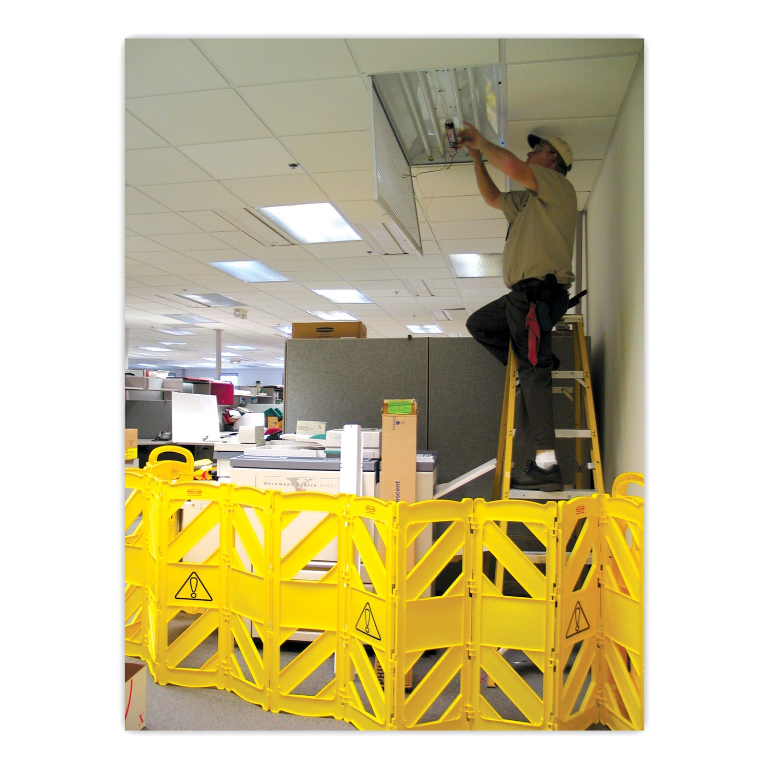 Rubbermaid Mobile Expandable Barrier, Sold as 1 Each