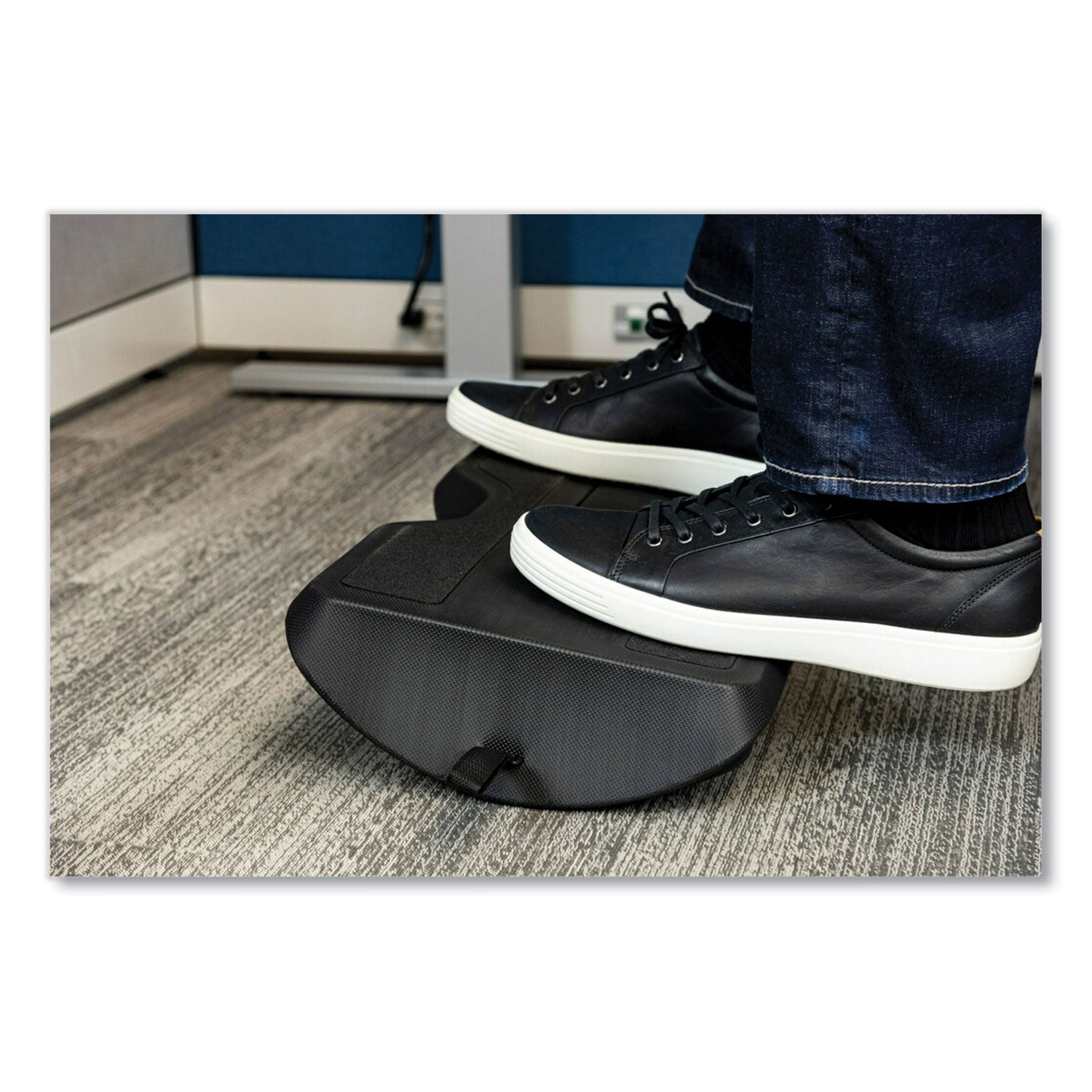 foot-rest-for-standing-desks-1998w-x-1197d-x-42h-black_mmmfr200b - 4