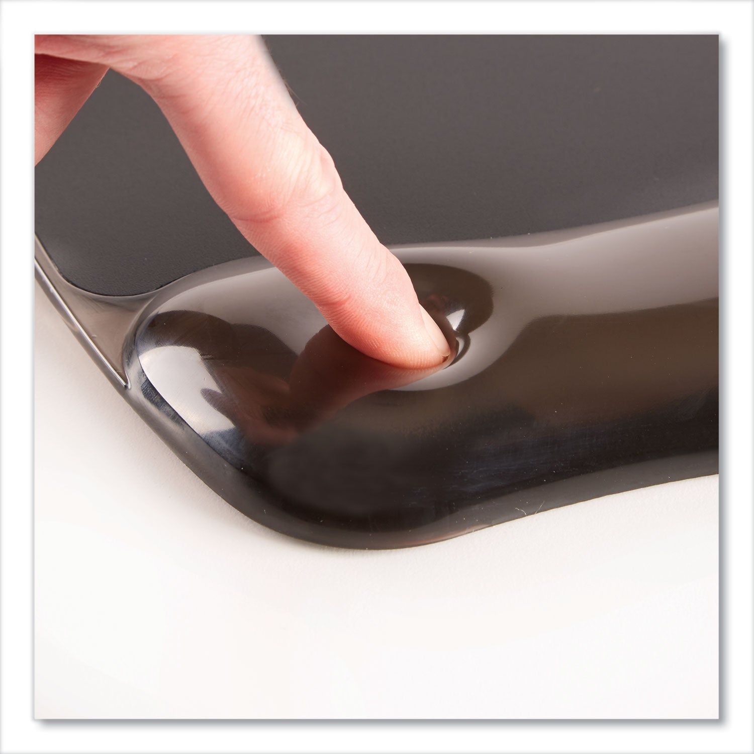 gel-crystals-keyboard-wrist-rest-185-x-225-black_fel9112201 - 5