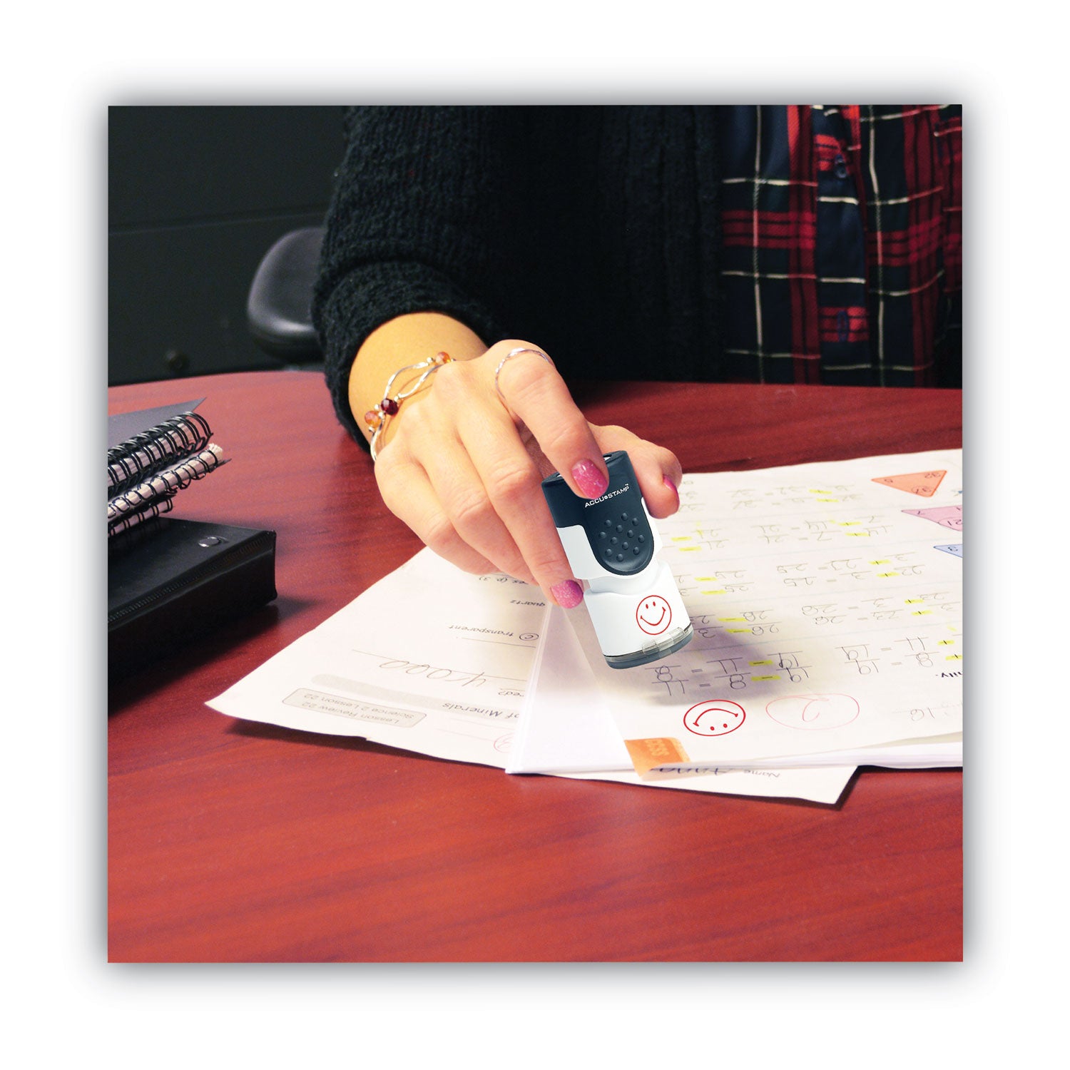 Pre-Inked Round Stamp, Smiley, 0.63" dia, Red - 