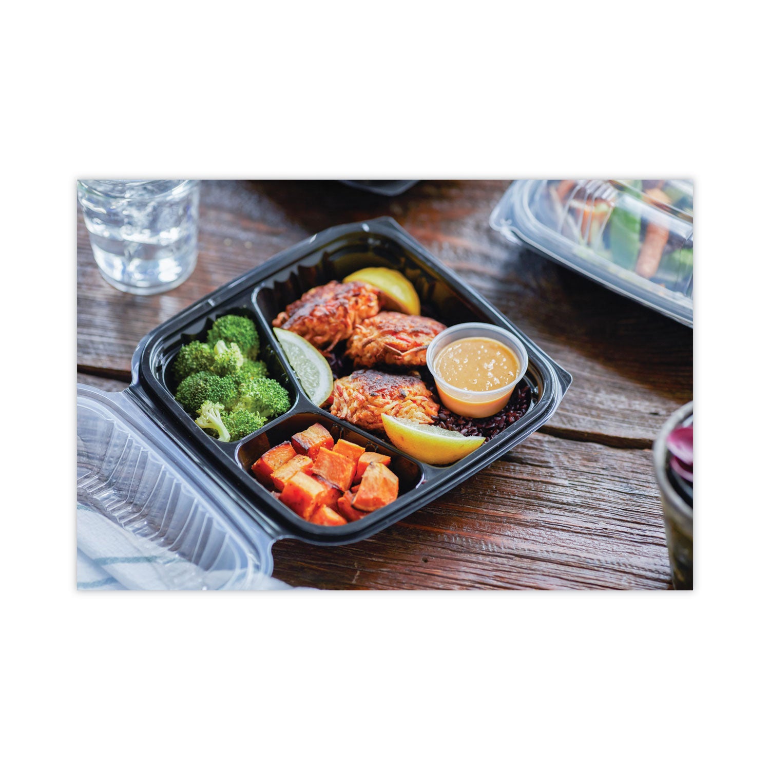 earthchoice-vented-dual-color-microwavable-hinged-lid-container-3-compartment-21oz-85x85x3-black-clear-plastic-150-ct_pctdc858310b000 - 4