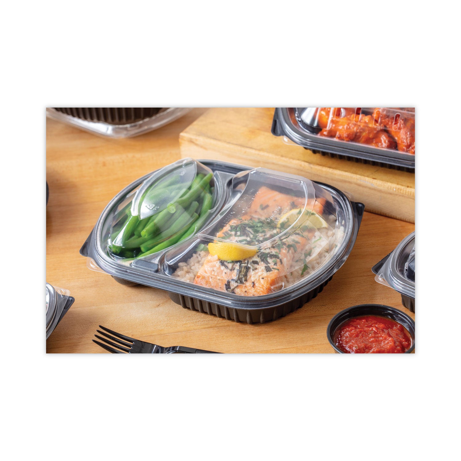 clearview-mealmaster-lid-with-fog-gard-coating-large-2-compartment-dome-lid-938-x-8-x-125-clear-plastic-252-carton_pctycn8467h00d0 - 5