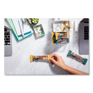 nuts-and-spices-bar-madagascar-vanilla-almond-14-oz-12-box_knd17850 - 3