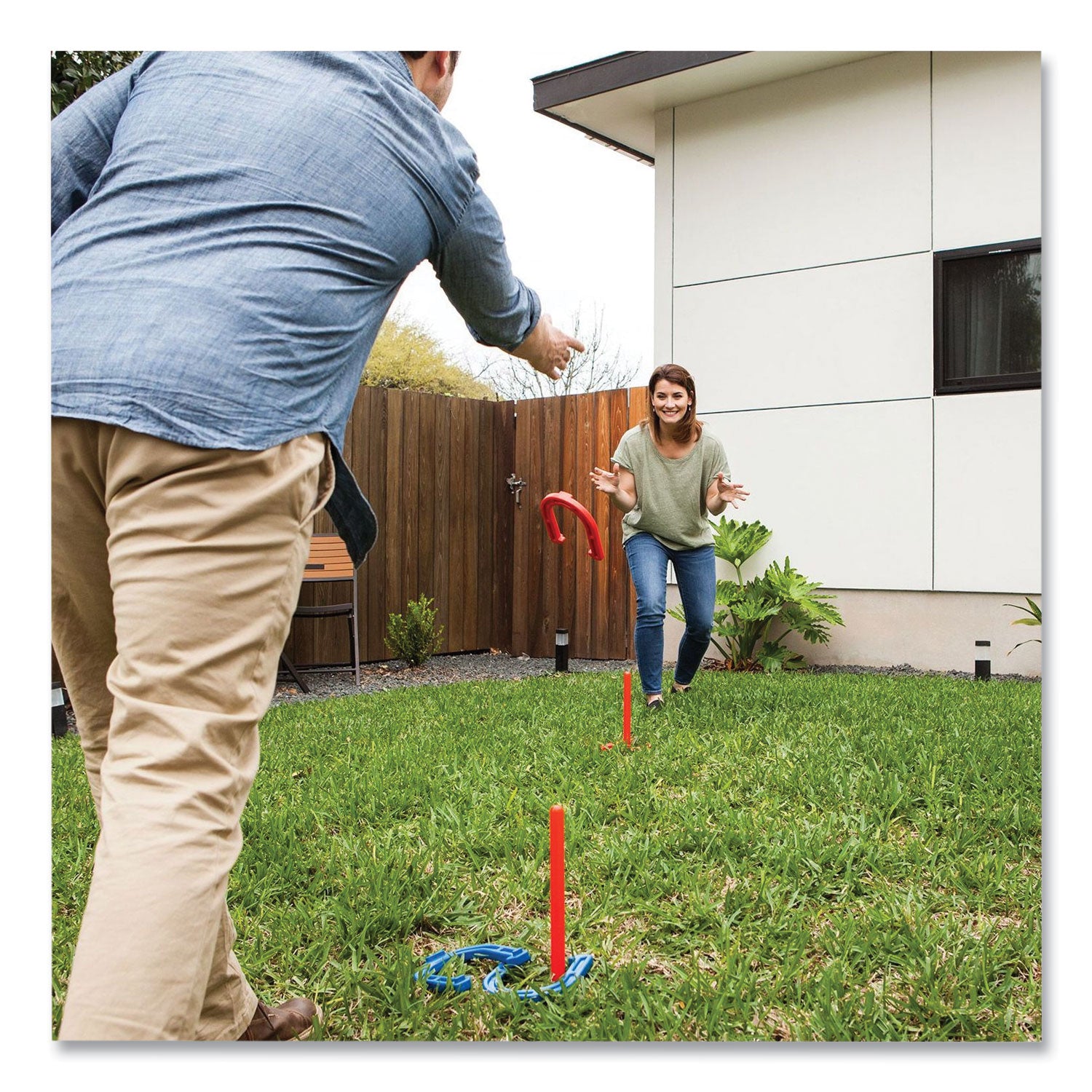 indoor-outdoor-rubber-horseshoe-set-4-rubber-horseshoes-2-rubber-mats-2-plastic-dowels_csiihs1 - 8