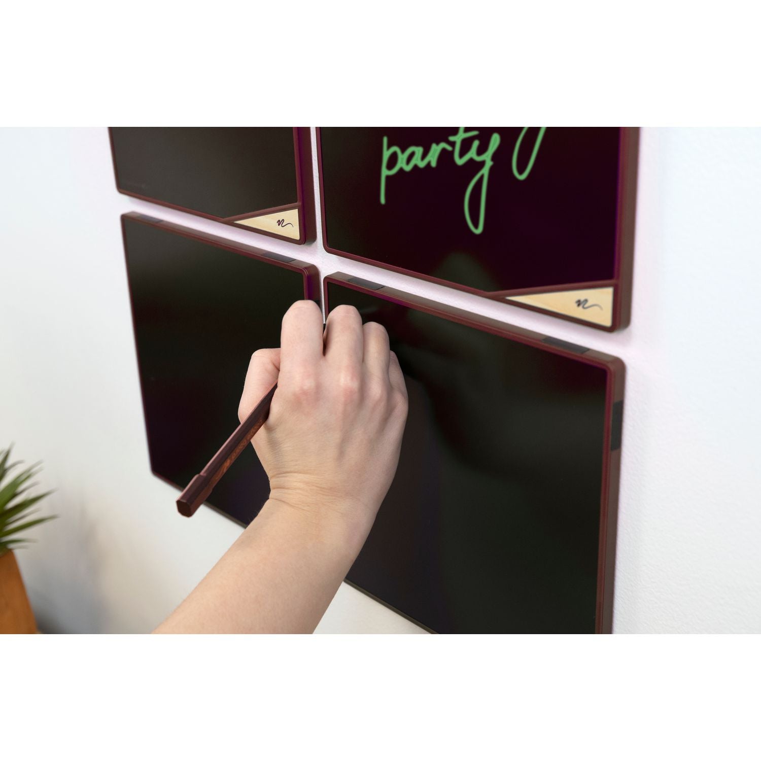 versatiles-memo-board-with-stylus-825-x-825-black-lcd-surface-red-plastic-frame_imvvt0360001 - 2