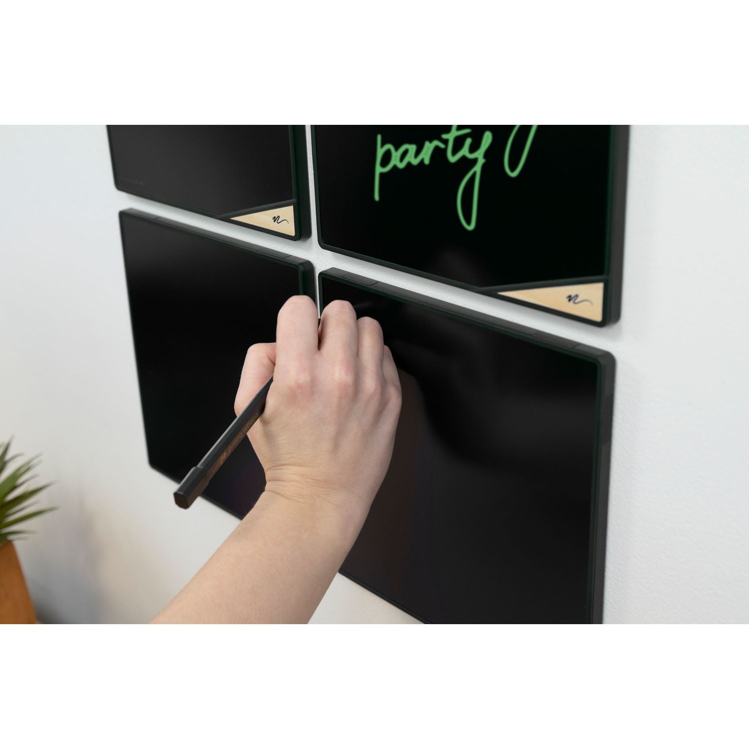 versatiles-memo-board-with-stylus-825-x-825-black-lcd-surface-black-plastic-frame_imvvt1060001 - 2