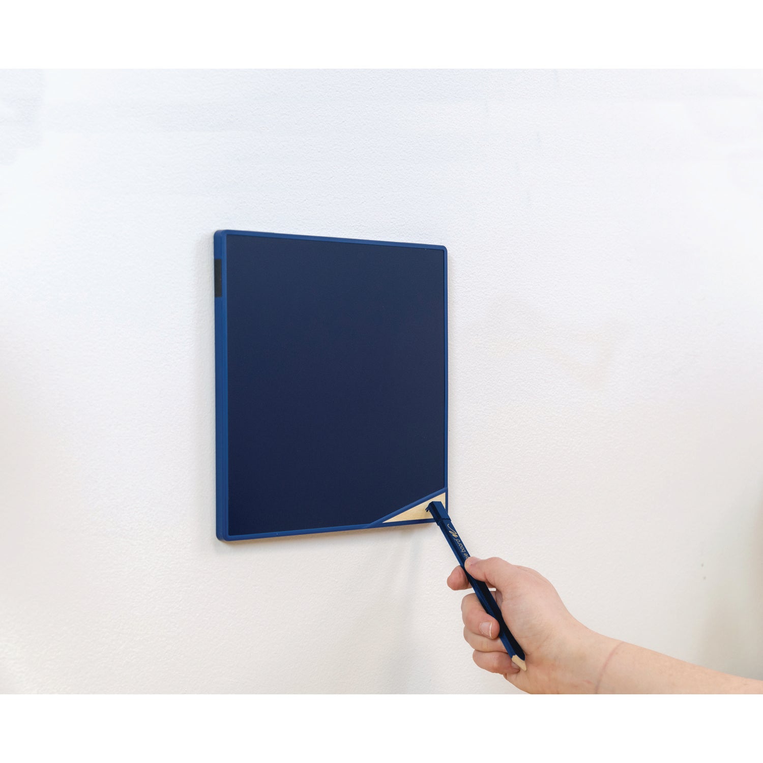 versatiles-memo-board-with-stylus-825-x-825-black-lcd-surface-blue-plastic-frame_imvvt0260001 - 2